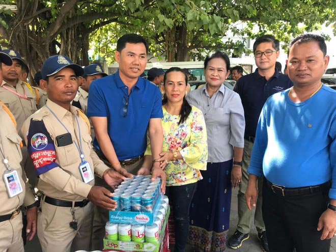 ​លោក​អភិបាល​ខណ្ឌ​ដូនពេញ និង​ភរិយា អញ្ជើញ​ជួប​សំណេះសំណាល​ជាមួយ​នឹង​កម្លាំង​ប្រជា​ការពារ​