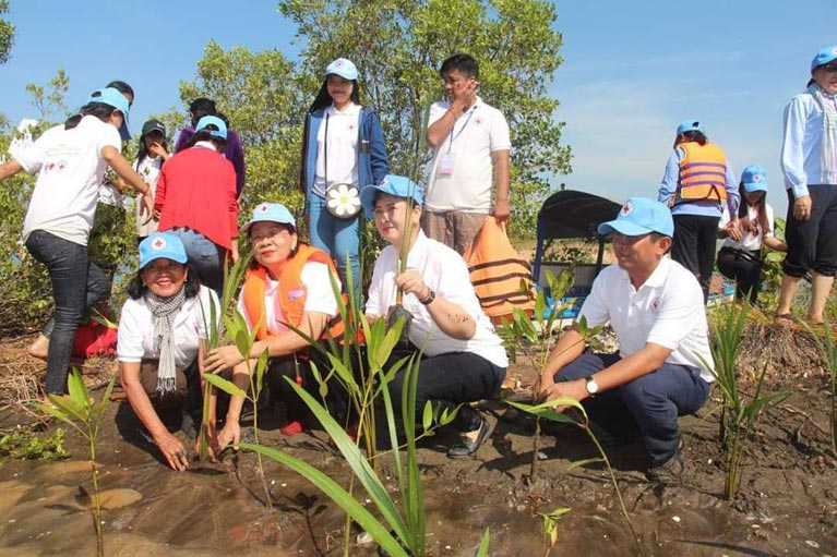 ពិធី​ប្រគល់​វិញ្ញាប័នបត្រ​បញ្ជាក់ បាន​ចូលរួម​ដោយ​ជោគជ័យ ការ​បោះជំរំ​យុវជន នៅ​សហគមន៍​ត្រពាំង​សង្កែ និង ចូលរួម​ដាំ​កូន​កោង​កាង ចំនួន​១០០០ ដើម និង​ដើ​មចាក​ចំនួន​២០០​ដើម​